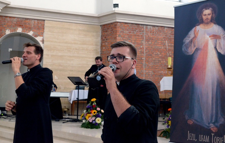 Występy zespołu księży Jak Najbardziej to nie tylko koncerty, ale także wspólna modlitwa uwielbienia.