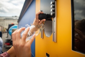 Zniżki do teatru za puszki i butelki. Recyklomaty w Warszawie