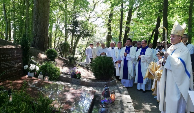 Uroczystości zakończyła wspólna modlitwa przy grobie pierwszego proboszcza - ks. Kazimierza Krucza.