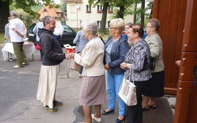 Kapucyn kwestował po dopołudniowych Mszach św.