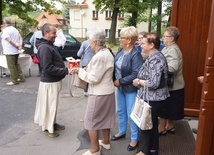 Kapucyn kwestował po dopołudniowych Mszach św.