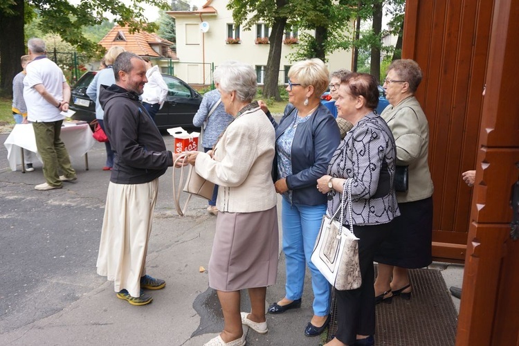 Kapucyn kwestował po dopołudniowych Mszach św.