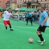 Bezdomni zagrali w piłkę nożną w centrum Wrocławia