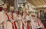 Biskupi podczas głównej celebry na jasnogórskich wałach.