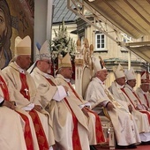 Biskupi podczas głównej celebry na jasnogórskich wałach.