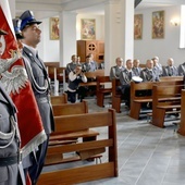 W czasie Mszy św. policjanci pełnili również wartę przy sztandarze.