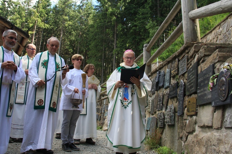 Poświęcenie tablicy ks. Krzysztofa Grzywocza w sanktuarium Królowej Tatr