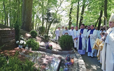 Święto zakończyła wspólna modlitwa przy grobie pierwszego proboszcza – ks. Krucza.