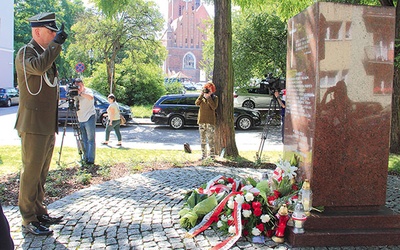 Złożeniem kwiatów pod omnikiem Pamięci Ofiar Eksterminacji Ludności Polskiej na Wołyniu upamiętniono ofiary zbrodni wołyńskiej.