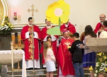 Biskup Henryk Tomasik dostał kwiat dobrych uczynków  od Oazy Dzieci Bożych.