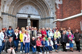 Pielgrzymi z ks. Sławomirem Adamczykiem (z prawej) przed katedrą w Uppsali. 