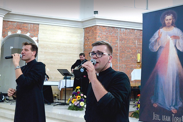 Występy zespołu księży Jak Najbardziej są nie tylko koncertami, ale także wspólną modlitwą uwielbienia.