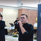 Występy zespołu księży Jak Najbardziej są nie tylko koncertami, ale także wspólną modlitwą uwielbienia.
