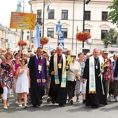 Pielgrzymów zawsze odprowadzają biskupi.