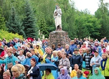 ▲	Przez 20 lat odbyło się około tysiąca sobotnich spotkań, w których łącznie wzięło udział ok. 800 tys. wiernych, a ponad 110 tys. osób przyjęło szkaplerz.