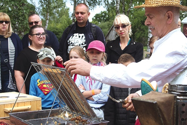 ▲	Starsi i młodsi z dużym zainteresowaniem oglądali pszczelarskie pokazy na żywo.