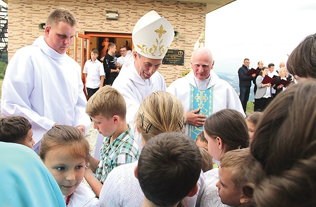 Msza św. zakończyła się indywidualnym błogosławieństwem dzieci.