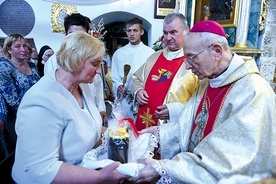 Podczas Eucharystii w darach ołtarza złożono pierwociny zbóż i miód.