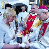 Podczas Eucharystii w darach ołtarza złożono pierwociny zbóż i miód.