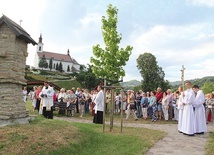 Nabożeństwo drogi na placu św. Jana Pawła II odbywa się w pierwsze soboty miesiąca od maja do października