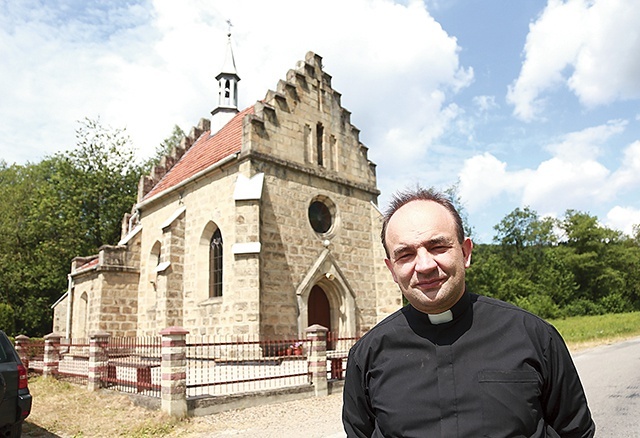 Pierwszym miejscem, które oglądamy z ks. Tomaszem Szewczykiem, jest kaplica Orłów na Maliniskach.