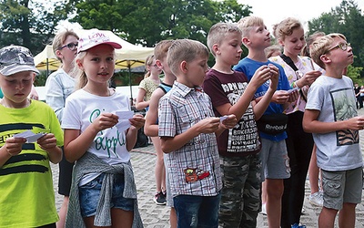 Dzieci niecierpliwie czekające na losowanie nagród.