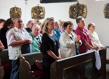 ▲	Uczestnicy uroczystości z dumą noszą karmelitański szkaplerz.