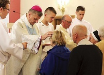 ▲	Biskup Roman Pindel udzielił sakramentu chorych.