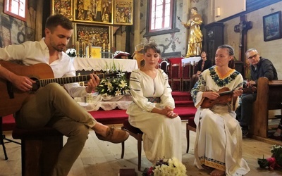 Artyści zaśpiewali m.in. w zabytkowym kościele w Boguszycach.