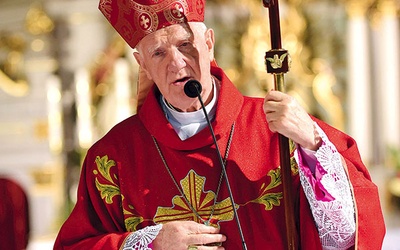 ▲	Biskup Dec w czasie jednej z posług w Ząbkowicach Śląskich.