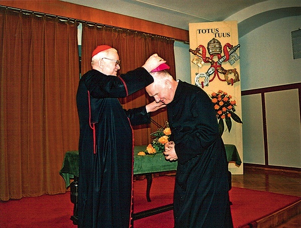 ▲	Kardynał nakłada piuskę nowemu biskupowi.