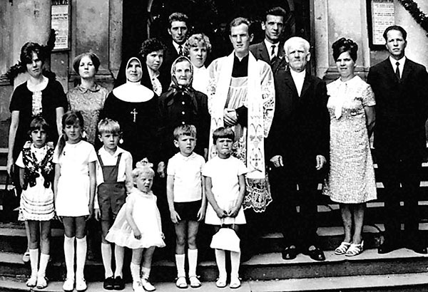 ▲	Ks. Ignacy Dec z całą rodziną w dniu swojej Mszy św. prymicyjnej.