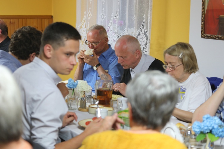 Bp Roman Pindel z chorymi w Polance Górnej - 2019