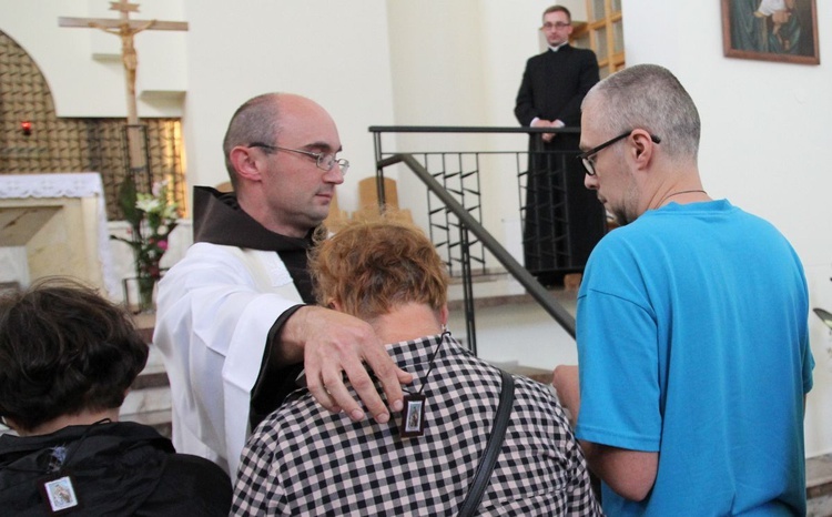 Z Matką Bożą Szkaplerzną u sióstr karmelitanek w Oświęcimiu