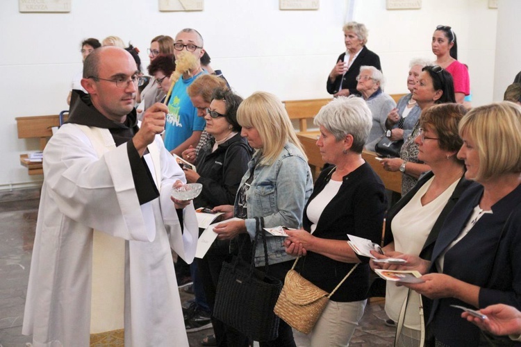 Z Matką Bożą Szkaplerzną u sióstr karmelitanek w Oświęcimiu