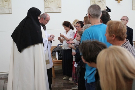 Z Matką Bożą Szkaplerzną u sióstr karmelitanek w Oświęcimiu