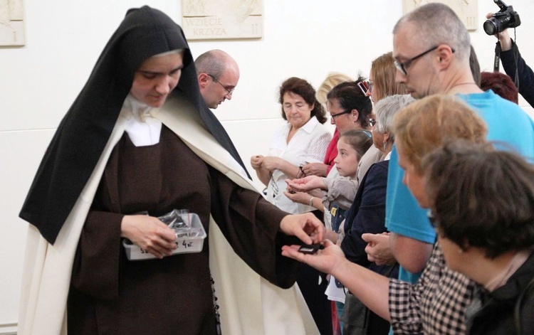 Z Matką Bożą Szkaplerzną u sióstr karmelitanek w Oświęcimiu