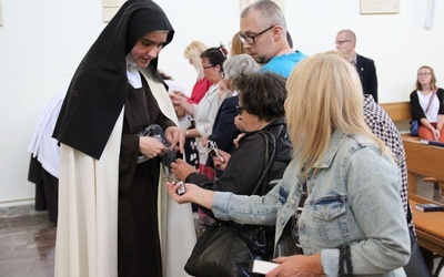 Z Matką Bożą Szkaplerzną u sióstr karmelitanek w Oświęcimiu