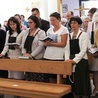 Czciciele Matki Bożej Szkaplerznej w kaplicy sióstr karmelitanek bosych w Oświęcimiu.