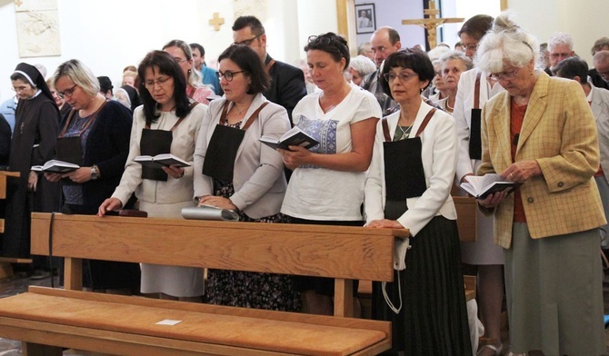 Czciciele Matki Bożej Szkaplerznej w kaplicy sióstr karmelitanek bosych w Oświęcimiu.