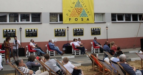 "Fosa pełna kultury" to też plaża, relaks, leżaki....