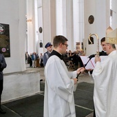 Po Komunii św. w bazylice Mariackiej została odsłonięta i poświęcona tablica upamiętniająca uroczystość 100. rocznicy powstania Policji Państwowej. 