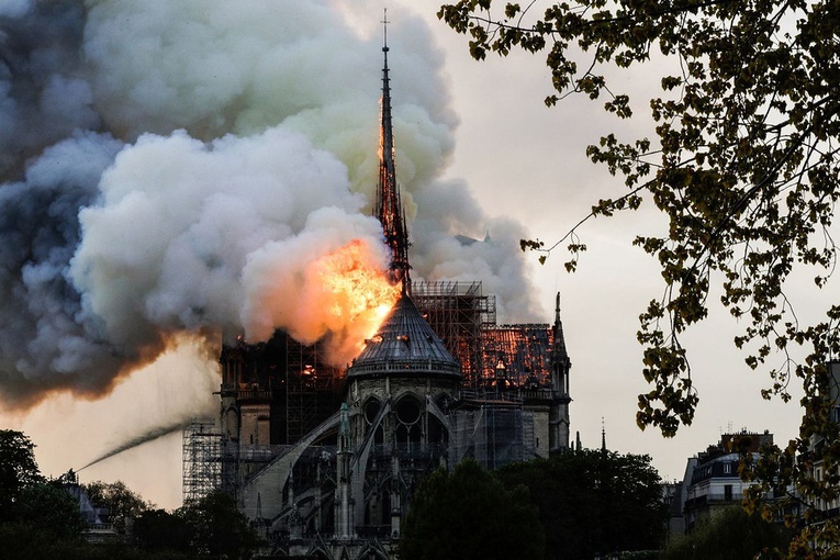 Przyjęto kontrowersyjny projekt nowelizacji prawa w związku z Notre Dame