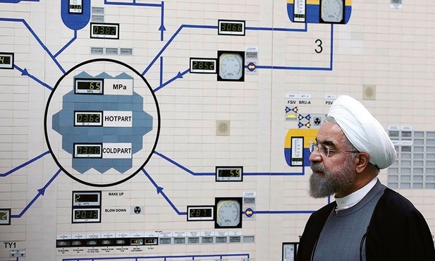 Prezydent Iranu Hassan Rouhani podczas wizyty w elektrowni jądrowej w Bushehr. Iran zapowiedział, że zamierza przekroczyć narzucony mu limit wzbogacania uranu. W jakim celu, na razie nie wiadomo.