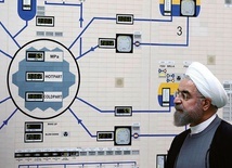 Prezydent Iranu Hassan Rouhani podczas wizyty w elektrowni jądrowej w Bushehr. Iran zapowiedział, że zamierza przekroczyć narzucony mu limit wzbogacania uranu. W jakim celu, na razie nie wiadomo.