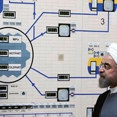 Prezydent Iranu Hassan Rouhani podczas wizyty w elektrowni jądrowej w Bushehr. Iran zapowiedział, że zamierza przekroczyć narzucony mu limit wzbogacania uranu. W jakim celu, na razie nie wiadomo.