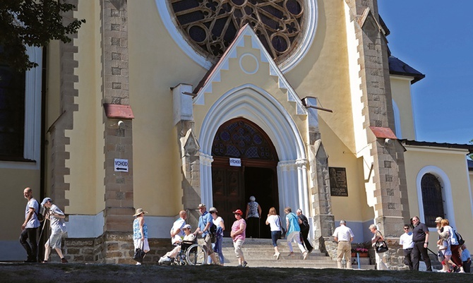 Późnym popołudniem  na wzgórzu panuje duży ruch. Za chwilę zacznie się tu Różaniec.