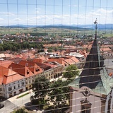 Widok z wieży kościoła św. Jakuba. Na pierwszym planie ratusz, za nim kościół ewangelicki.