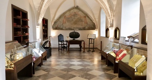 W historycznej sali pokoju oliwskiego aktualnie mieści się skarbiec.
