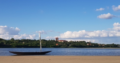 Czerwińsk widziany z drugiej strony Wisły.